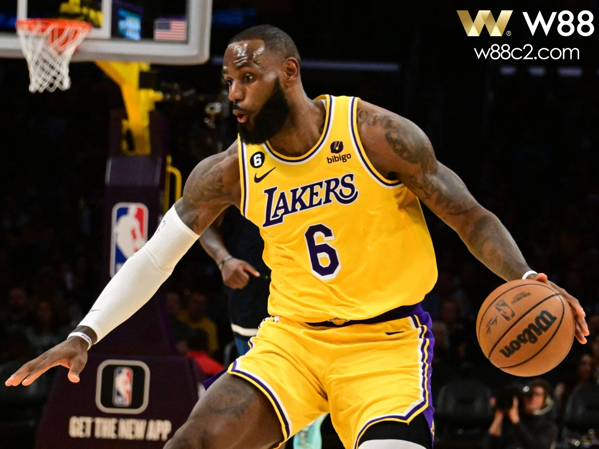 You are currently viewing LEBRON JAMES TRỞ THÀNH CẦU THỦ ĐƯỢC TRẢ LƯƠNG CAO NHẤT NBA TRONG 9 NĂM LIÊN TIẾP