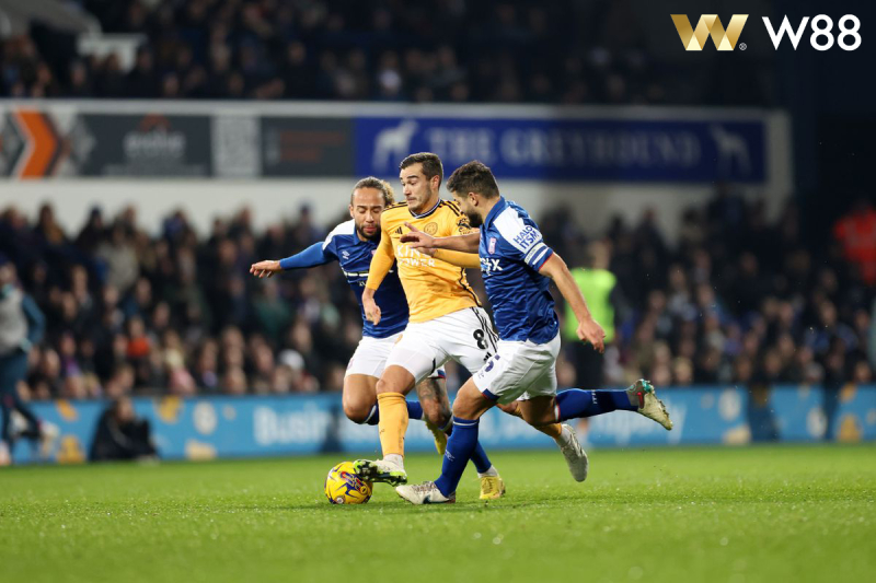 You are currently viewing NHẬN ĐỊNH BÓNG ĐÁ IPSWICH TOWN VS LEICESTER CITY, 22H00 NGÀY 2/11: CHỜ MƯA BÀN THẮNG